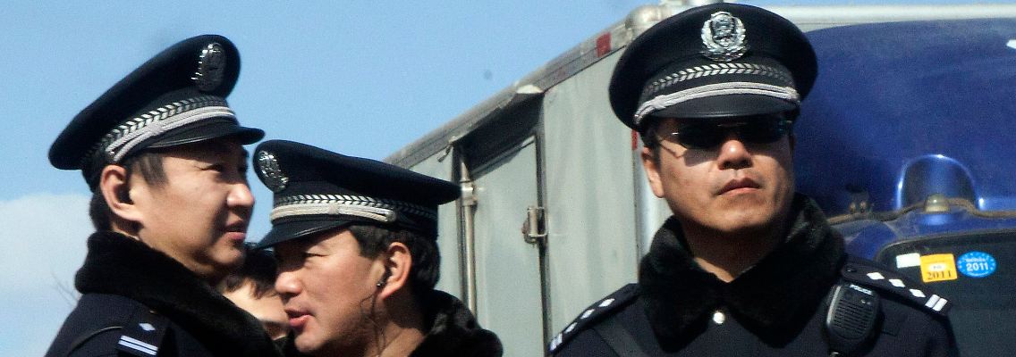 Chinesische Polizisten überwachen das Xidan Einkaufszentrum in Peking, wo Proteste angekündigt sind.