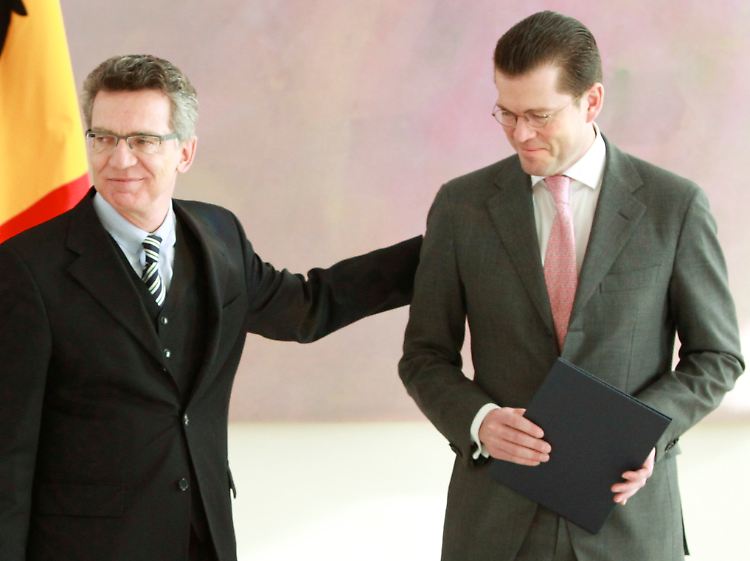 De Maizière (l) kündigte an, die von seinem Vorgänger Guttenberg begonnene Reform "konsequent fortsetzen" zu wollen. Zugleich behält er sich aber Änderungen an den bisherigen Plänen vor.
