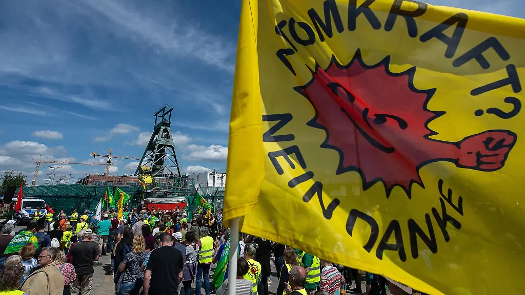 Demonstranten-stehen-mit-Flaggen-vor-dem-ehemaligen-Erzbergwerk-Schacht-Konrad