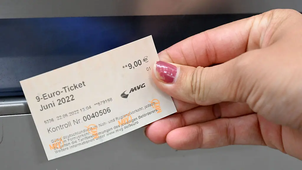 Eine-Reisende-haelt-in-der-U-Bahn-Station-Theresienstrasse-ein-9-Euro-Ticket-in-der-Hand-das-sie-an-einem-Fahrkartenautomaten-gekauft-hat