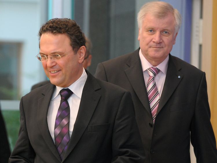 Friedrich lässt die Zukunft der umstrittenen Polizeireform mit einer Zusammenlegung von Bundeskriminalamt und Bundespolizei offen .
