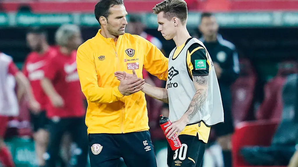 Dresdens-Trainer-Guerino-Capretti-l-spricht-nach-Spielende-mit-Dresdens-Julius-Kade