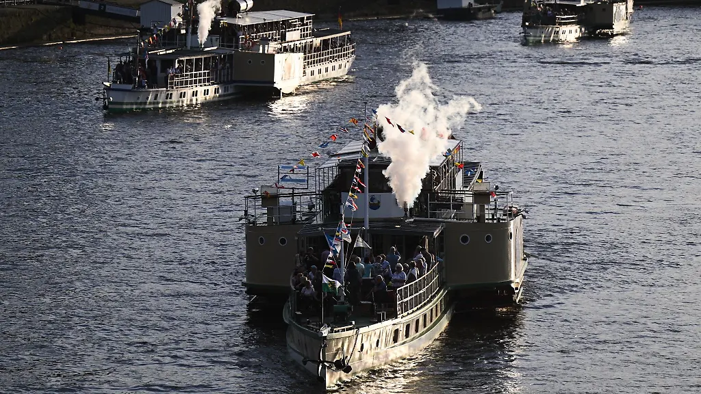 Mit-dem-Signal-ihrer-Dampfsirenen-starten-im-Dresdner-Stadtzentrum-die-Schiffe-der-Saechsischen-Dampfschifffahrt