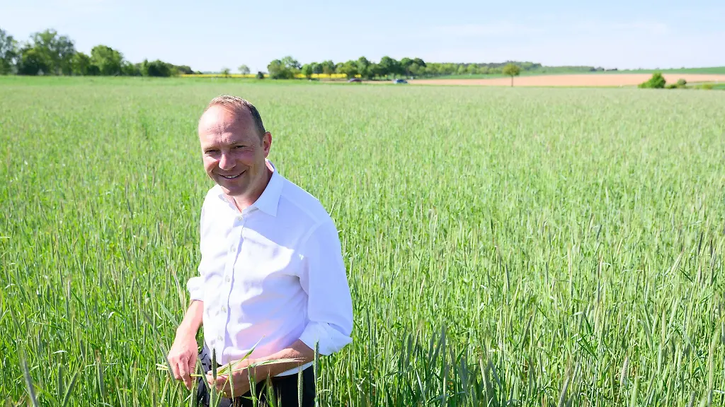 Wolfram-Guenther-steht-in-einem-Roggenfeld