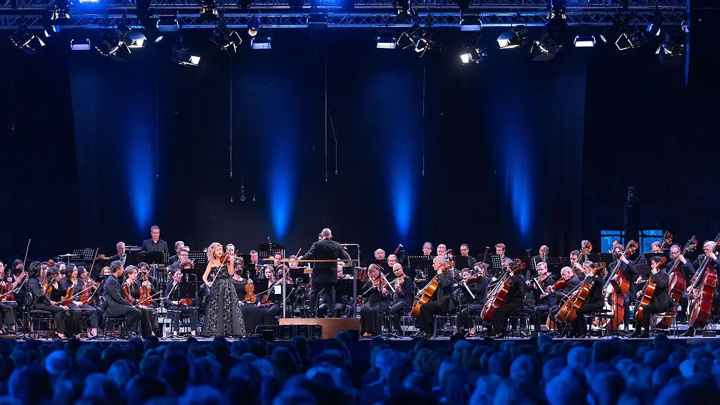 Das-New-York-Philharmonic-Orchestra-unter-Leitung-des-Dirigenten-Jaap-van-Zweden-spielt-gemeinsam-mit-Violinistin-Anne-Sophie-Mutter