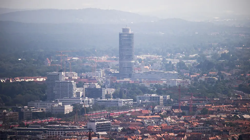 Blick-vom-Fernmeldeturm-ueber-Nuernberg