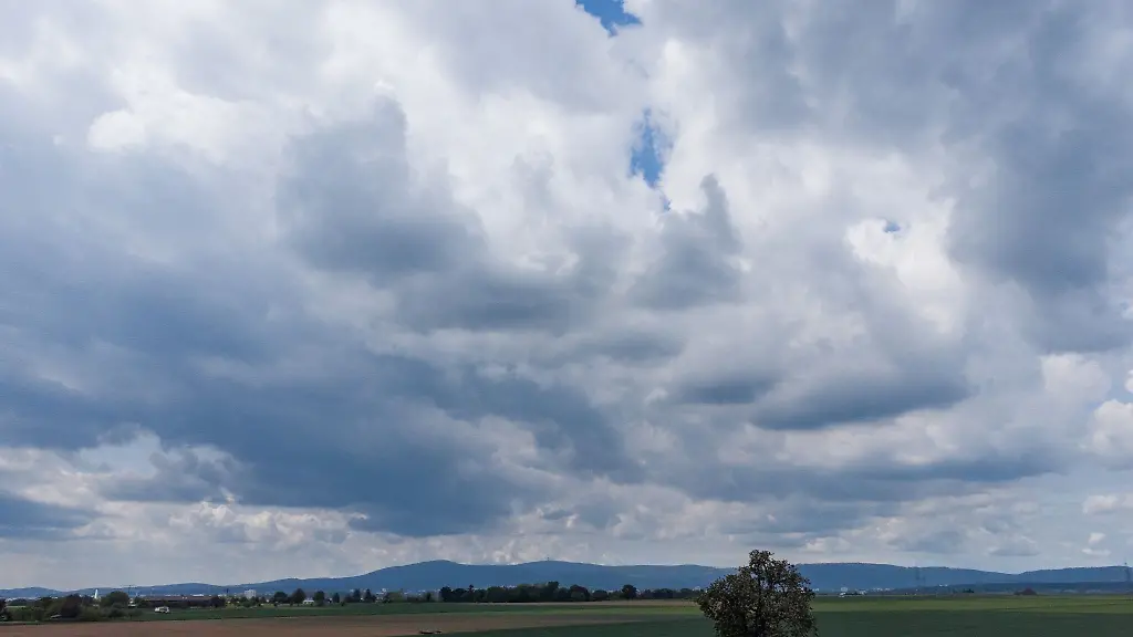 Dichte-Wolken-ziehen-ueber-die-Felder-bei-Nieder-Erlenbach-hinweg-Luftaufnahme-mit-einer-Drohne