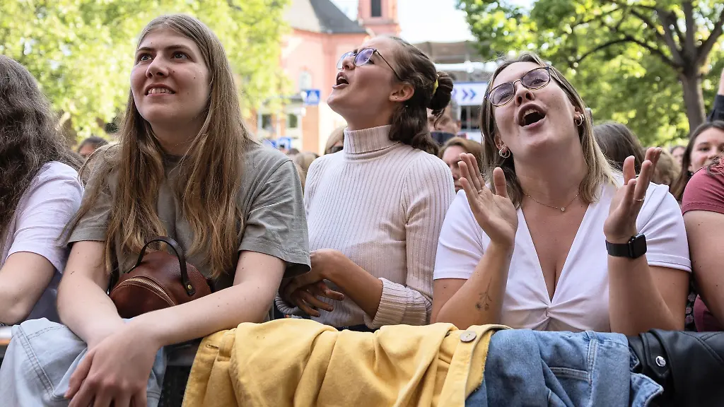 Besucherinnen-feiern-vor-der-SWR-Buehne