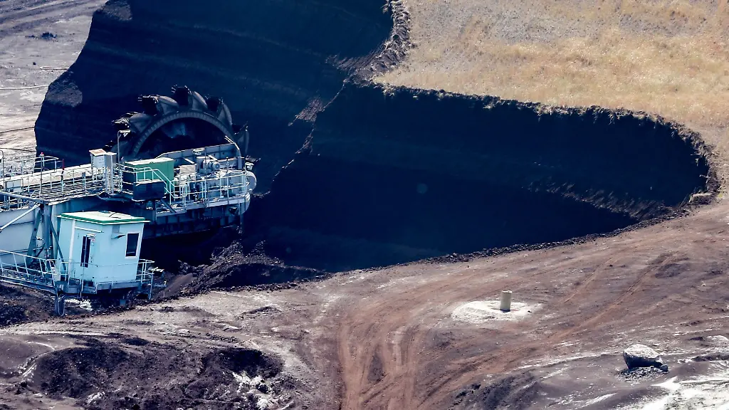 Ein-Schaufelradbagger-arbeitet-im-Braunkohle-Tagebau-Vereinigtes-Schleenhain
