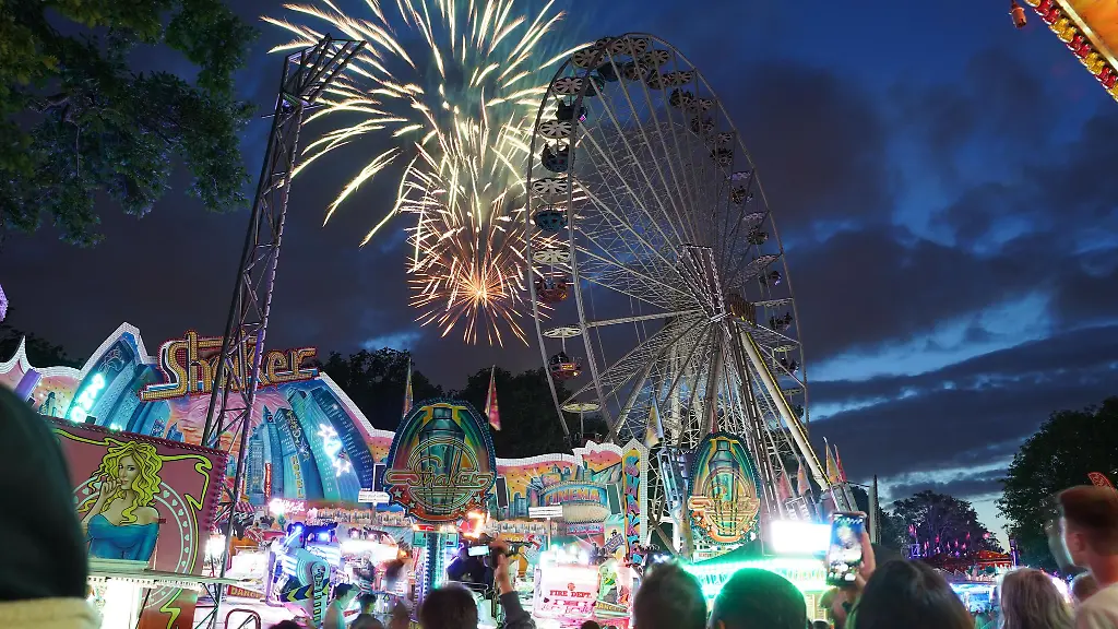 Ein-Feuerwerk-ist-am-letzten-Wochenende-der-Maientage-in-der-Hasenheide-zu-sehen