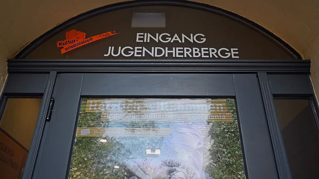 Eingang-Jugendherberge-steht-ueber-der-Tuer-zur-Jugendherberge-Germania
