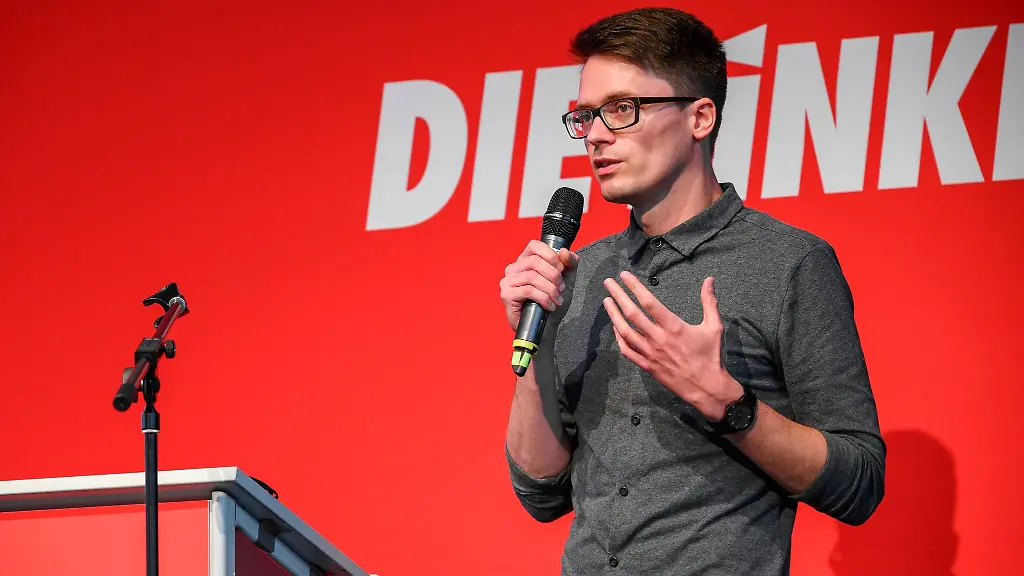 Christian-Schaft-Die-Linke-redet-auf-der-Buehne-zu-Beginn-des-Landesparteitags-der-Thueringer-Linken