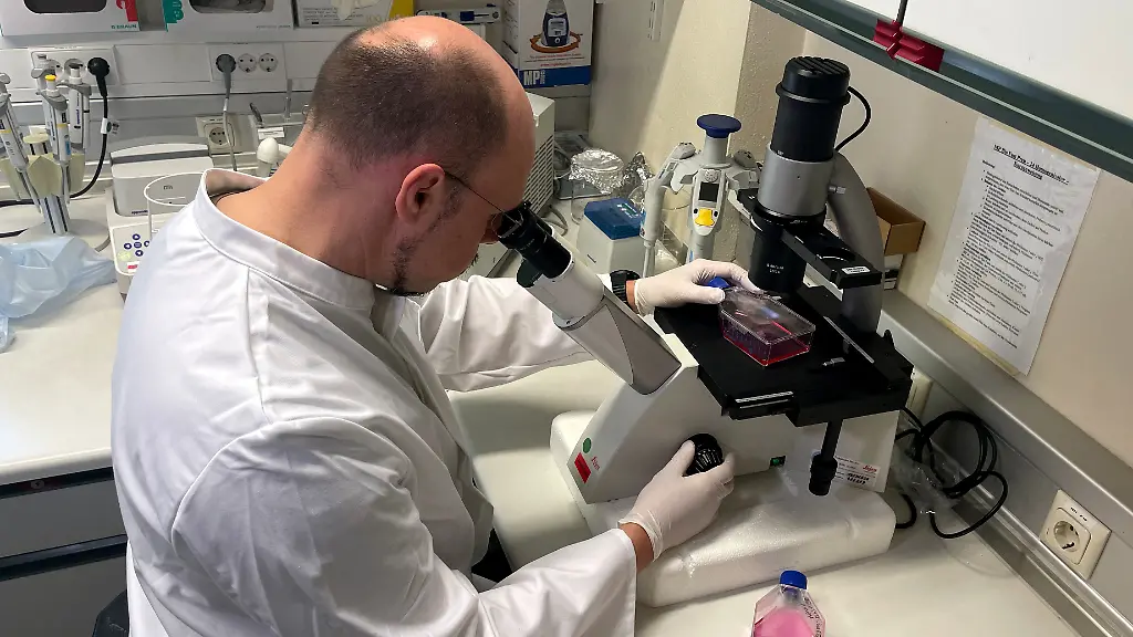 2022-05-20T155114Z-970103556-RC23BU97BHOC-RTRMADP-3-HEALTH-MONKEYPOX-GERMANY