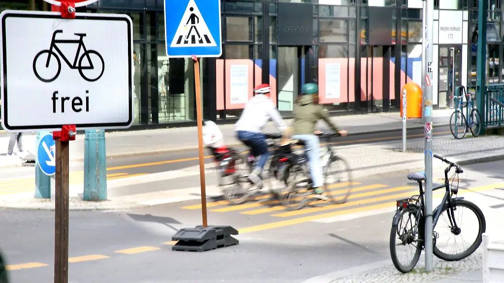 Radfahrer-fahren-durch-die-teilweise-fuer-den-Autoverkehr-gesperrte-Friedrichstrasse