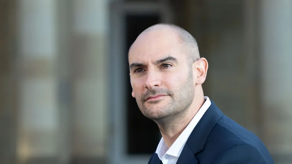 Danyal-Bayaz-in-seinem-Buero-im-Neuen-Schloss-in-Stuttgart