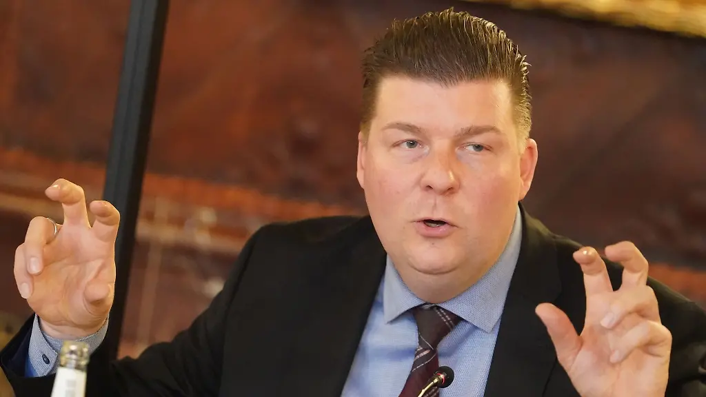 Andreas-Dressel-SPD-Senator-fuer-Finanzen-in-Hamburg-spricht-waehrend-der-Landespressekonferenz