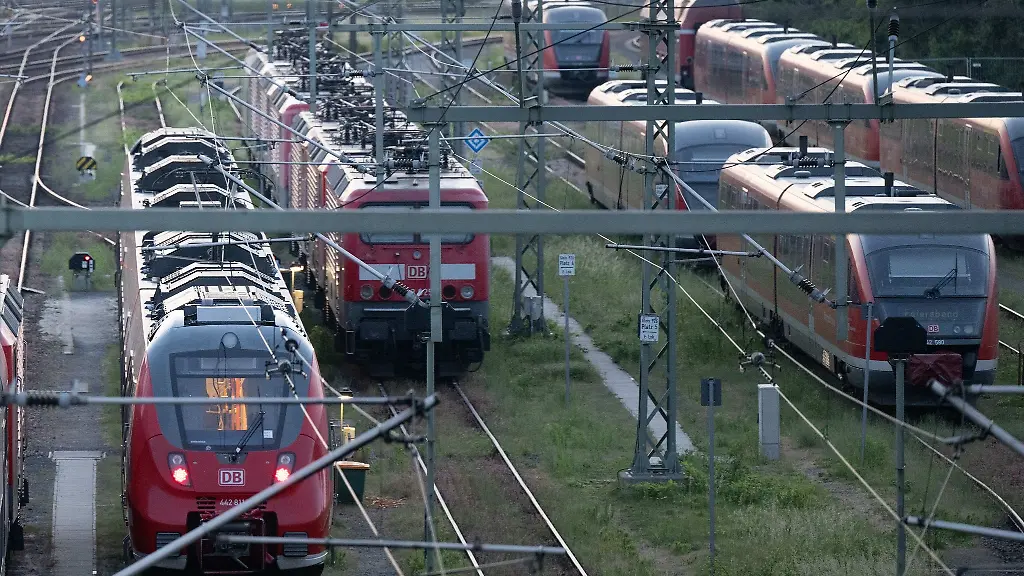 Zuege-der-Deutschen-Bahn-DB-stehen-am-Hauptbahnhof-Dresden-auf-einem-Gleis