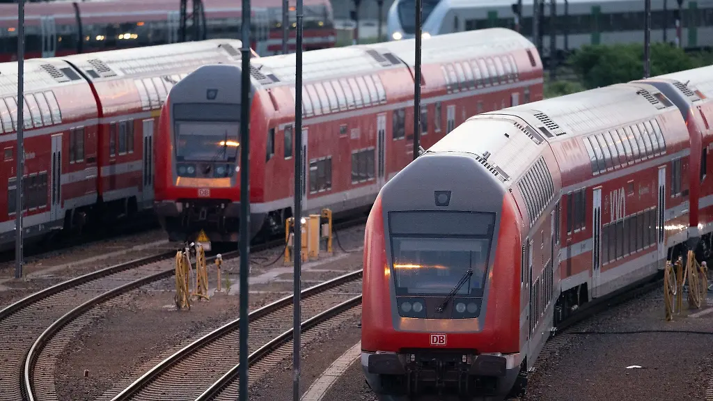 Zuege-der-Deutschen-Bahn-DB-stehen-am-Hauptbahnhof-Dresden-auf-einem-Gleis