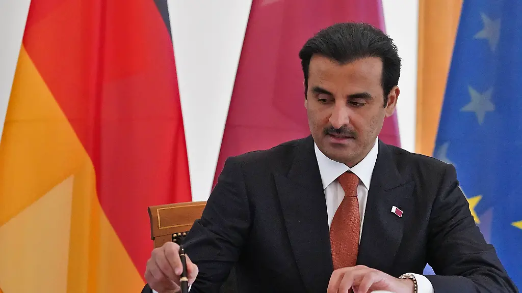 Scheich-Tamim-bin-Hamad-bin-Khalifa-Al-Thani-Emir-von-Katar-im-Schloss-Bellevue-Berlin