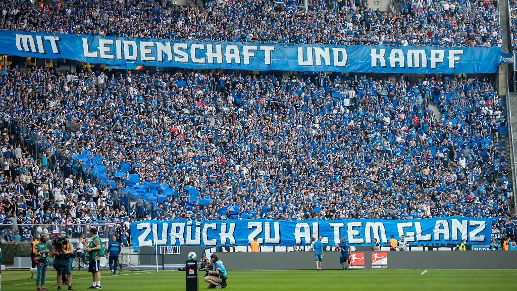 Fans-vom-Hamburger-SV-stehen-unter-Schriftzug-Mit-Leidenschaft-und-Glanz-zurueck-zu-altem-Glanz
