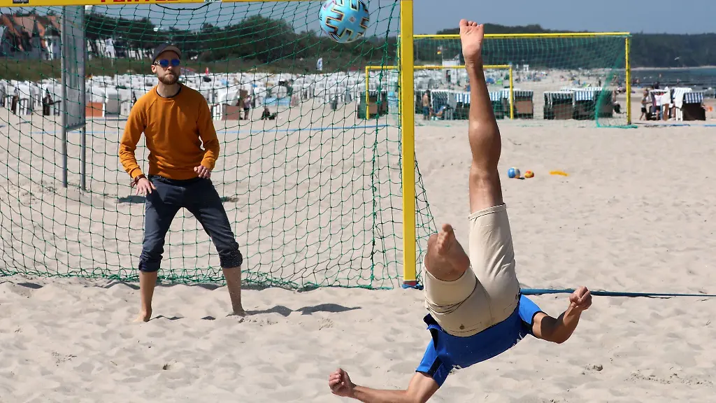 Spieler-in-Aktion-am-Strand-von-Warnemuende