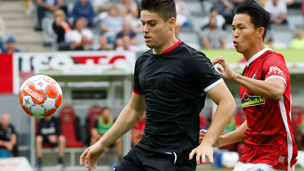 Koelns-Jorge-Mere-im-Duell-mit-Freiburgs-Woo-Yeong-Jeong