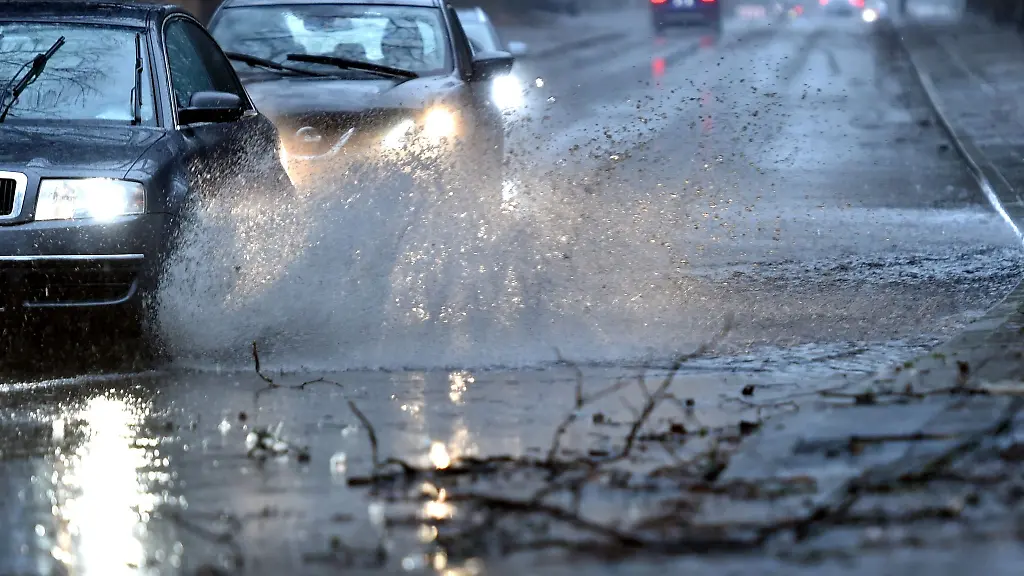 Sturm-und-Starkregen-Bei-so-extremen-Wetterlagen-faehrt-man-moeglichst-gar-nicht-erst-los