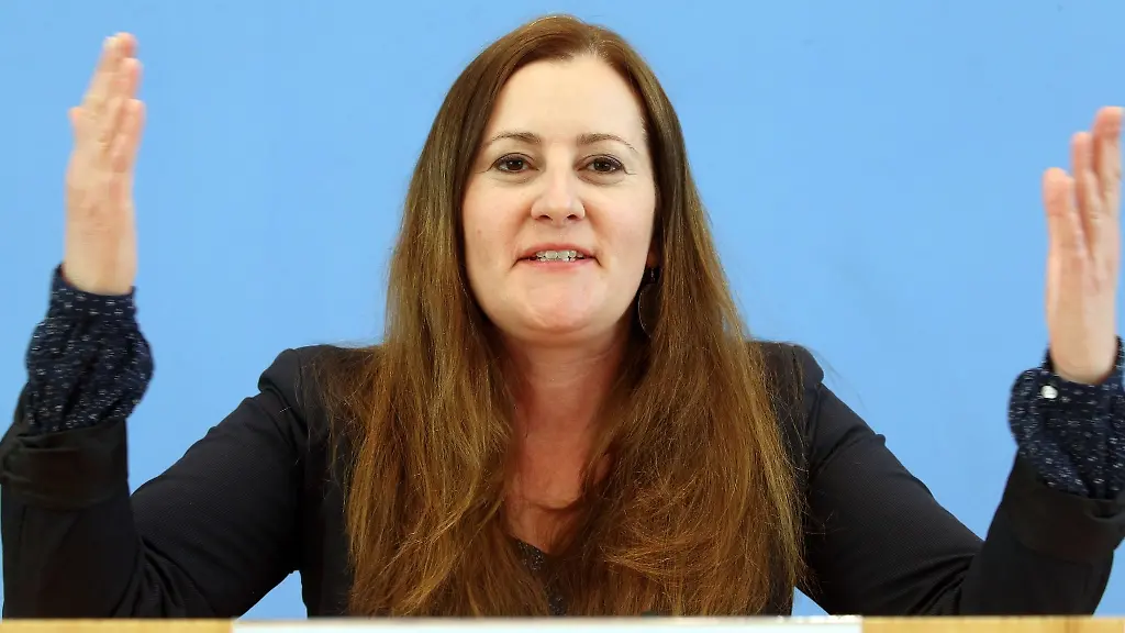 Janine-Wissler-Parteivorsitzende-DIE-LINKE-gestikuliert