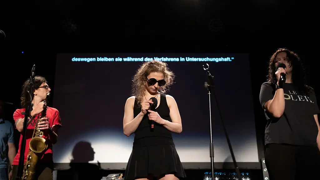 Olga-Borisova-r-l-Maria-Aljochina-und-Anton-Ponomarev-Aktivistinnen-und-Mitglieder-der-Gruppe-Pussy-Riot