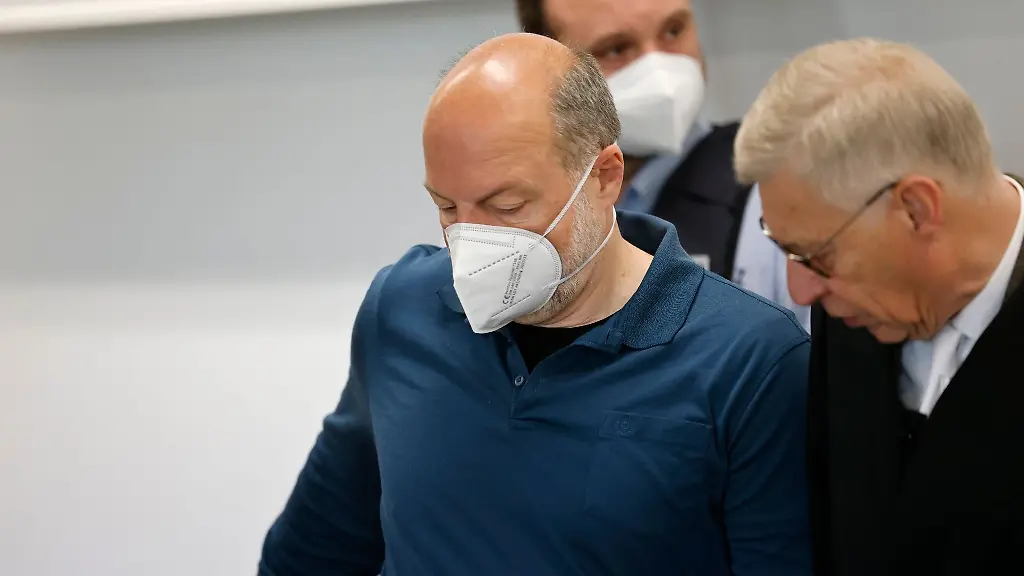 Der-Angeklagte-Thomas-Drach-l-und-einer-seiner-Verteidiger-r