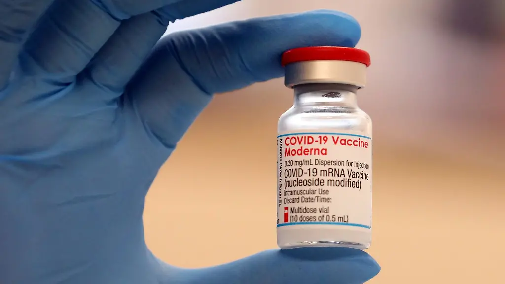 Eine-Ampulle-mit-dem-Impfstoff-Moderna