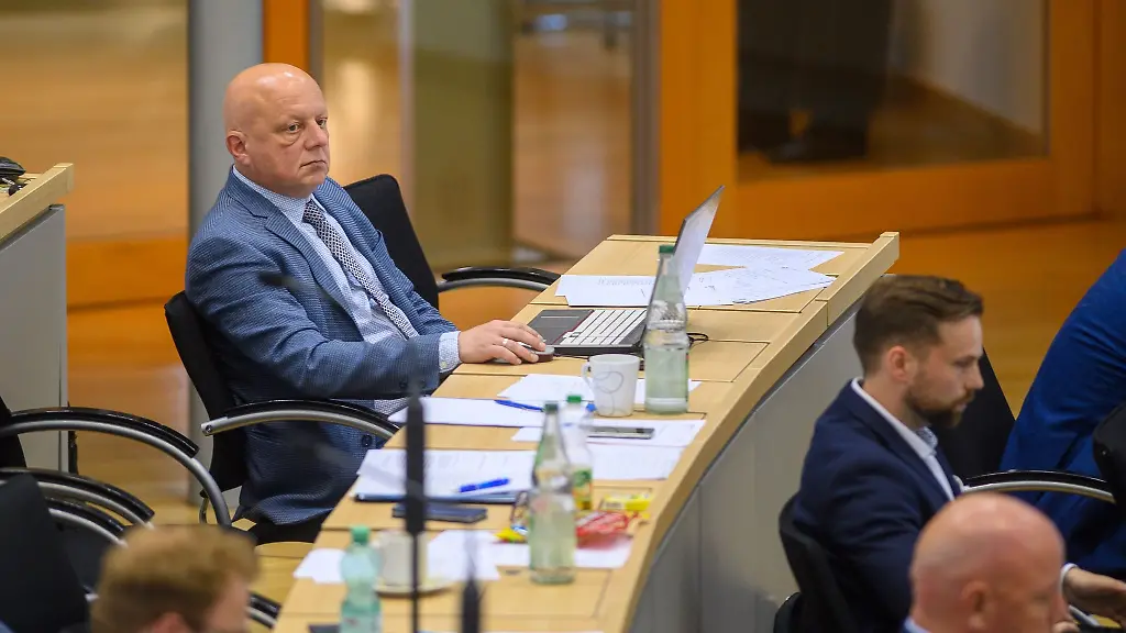 Hagen-Kohl-AfD-sitzt-im-Plenarsaal-des-Landtages-von-Sachsen-Anhalt-an-seinem-Platz