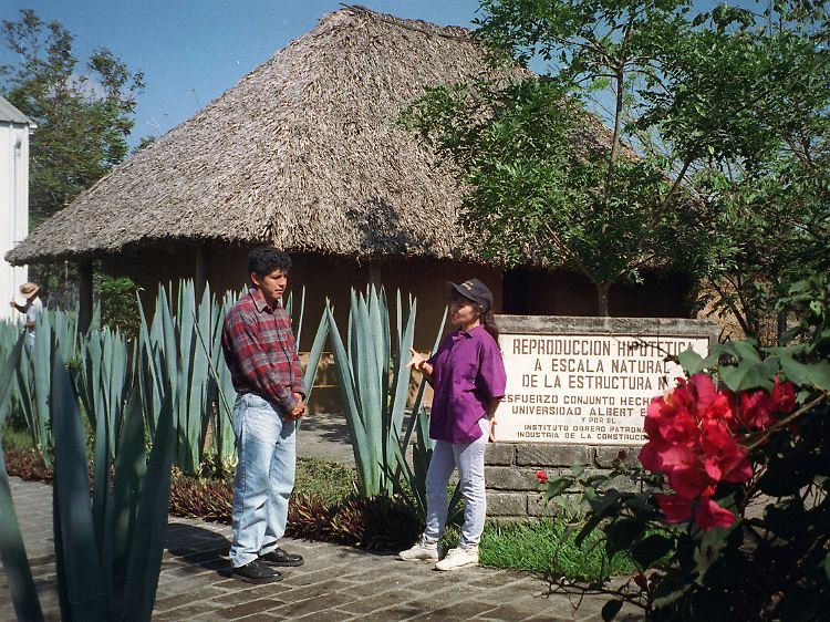 Touristenführer vor einer rekonstruierten Maya-Hütte in Joya de Cerén. (Archivbild)