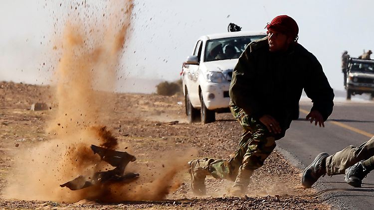 Rebellen bringen sich vor dem Beschuss der Gaddafi-Truppen in Sicherheit.