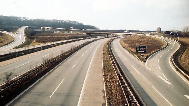 Deutschland im Jahr 1973: Wegen der Ölkrise wurde am 2.12.1973 zum zweiten Mal ein sonntägliches Fahrverbot verhängt (Archivbild).
