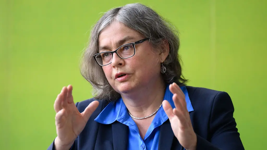 Dresdens-Umweltbuergermeisterin-Eva-Jaehnigen-spricht-in-Dresden