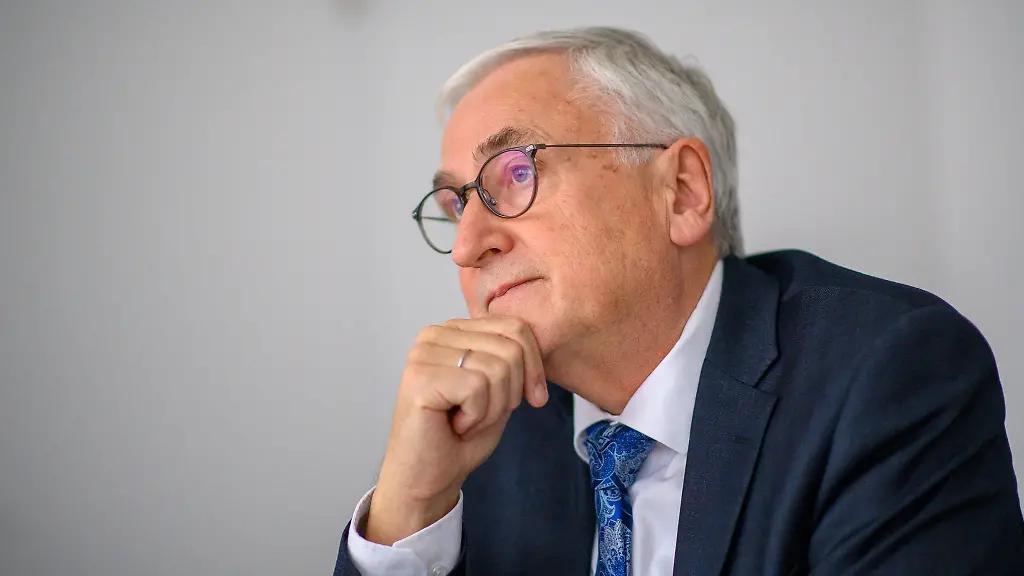 Michael-Richter-CDU-Finanzminister-des-Landes-Sachsen-Anhalt-im-Gespraech-mit-Journalisten