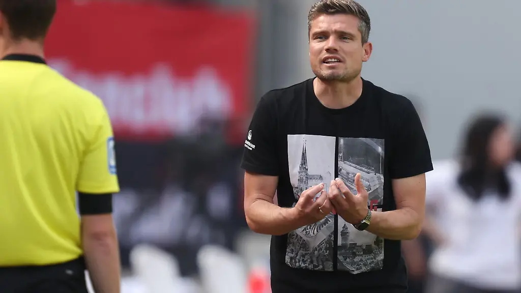 Der-Nuernberger-Trainer-Robert-Klauss-reagiert-auf-den-Spielverlauf