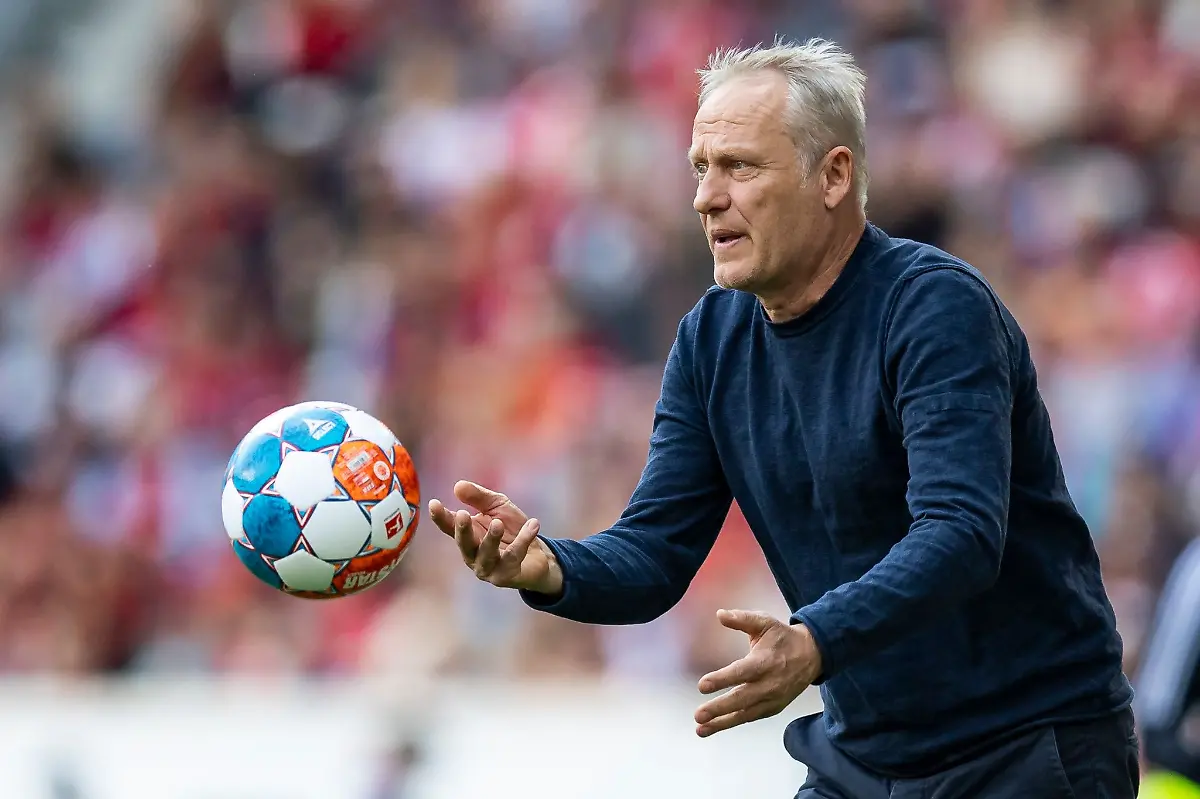 SC-Freiburgs-Trainer-Christian-Streich-hofft-auf-den-Sieg-seiner-Mannschaft-im-DFB-Pokal-Finale