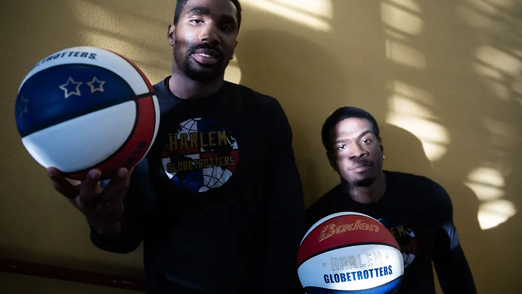 Thunder-Law-l-und-Flip-White-von-den-Harlem-Globetrotters-besuchen-den-Friedenauer-TSC