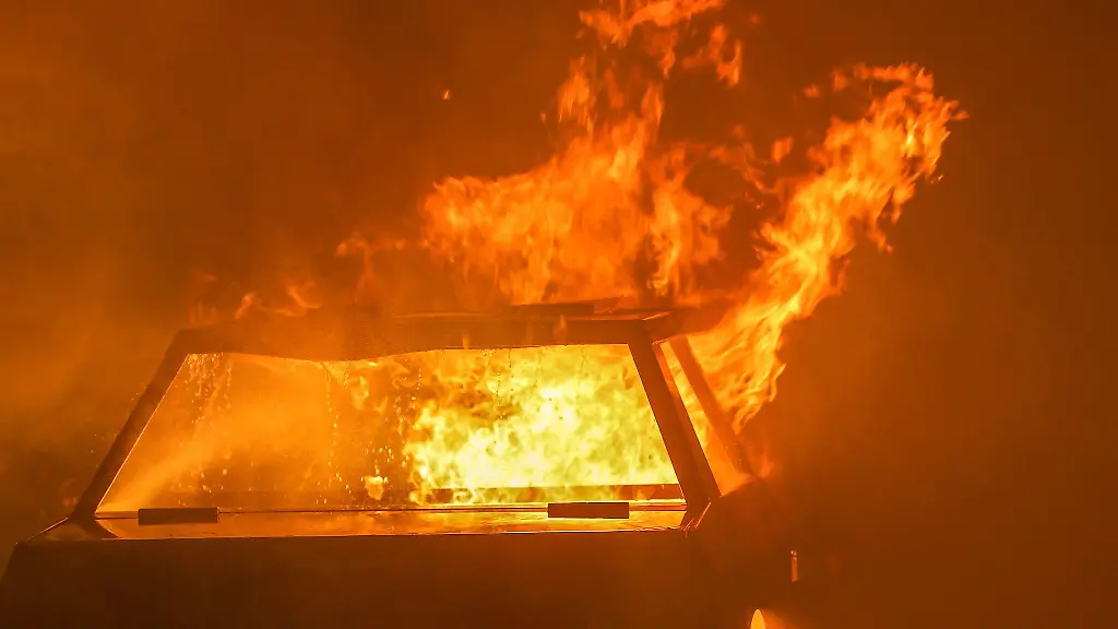 Ein-Auto-steht-in-Flammen