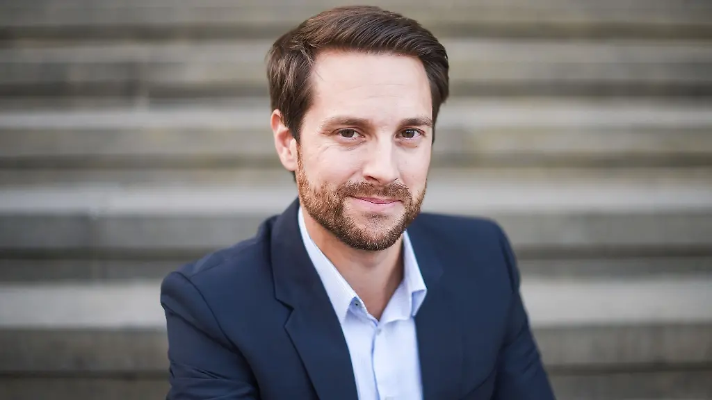 Mirko-Drotschmann-Betreiber-des-Youtubekanals-MrWissen2go-sitzt-am-Gendarmenmarkt-auf-einer-Treppe