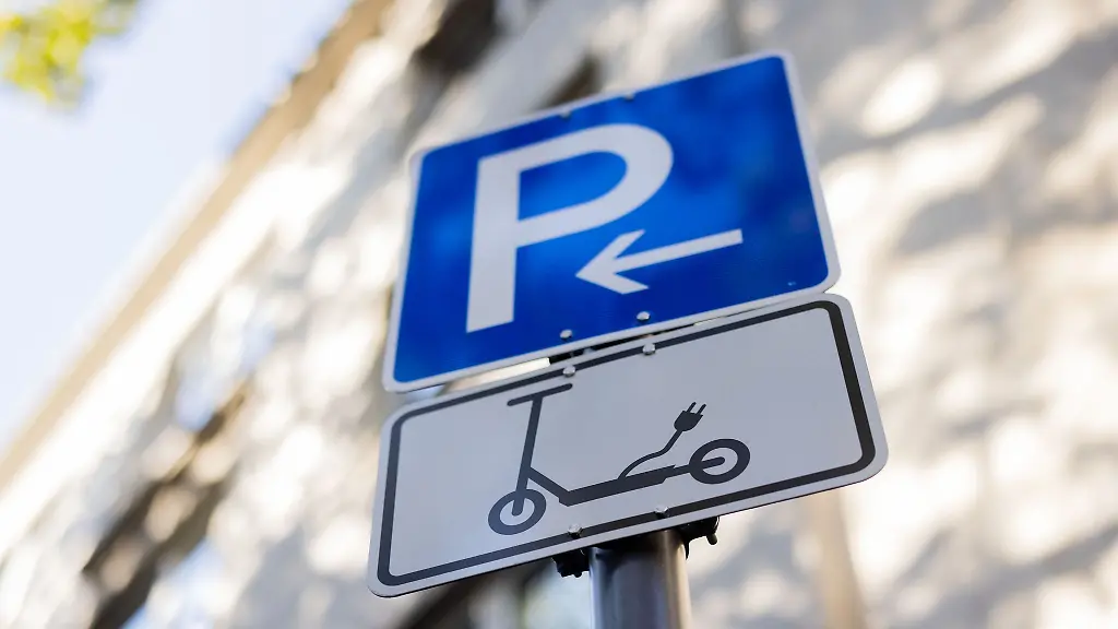 Ein-Parkplatz-fuer-E-Scooter-E-Roller-ist-in-der-Altstadt-ausgewiesen