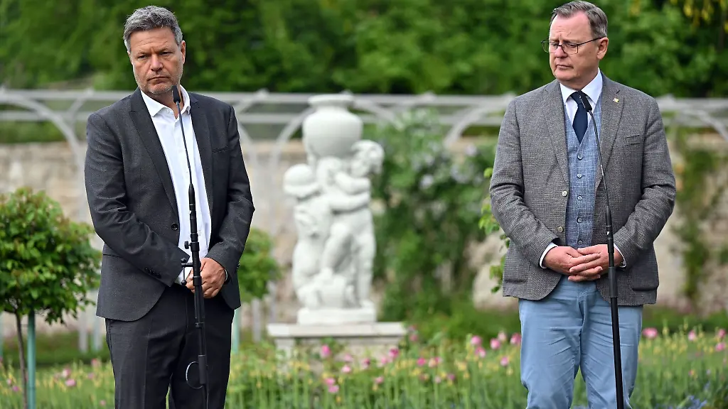 Ministerpraesident-Bodo-Ramelow-r-Die-Linke-und-Bundeswirtschaftsminister-Robert-Habeck-l-Buendnis90-Die-Gruenen