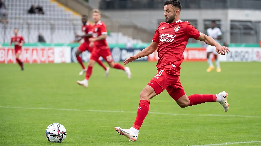 Albion-Vrenezi-von-Tuerkguecue-Muenchen-spielt-den-Ball