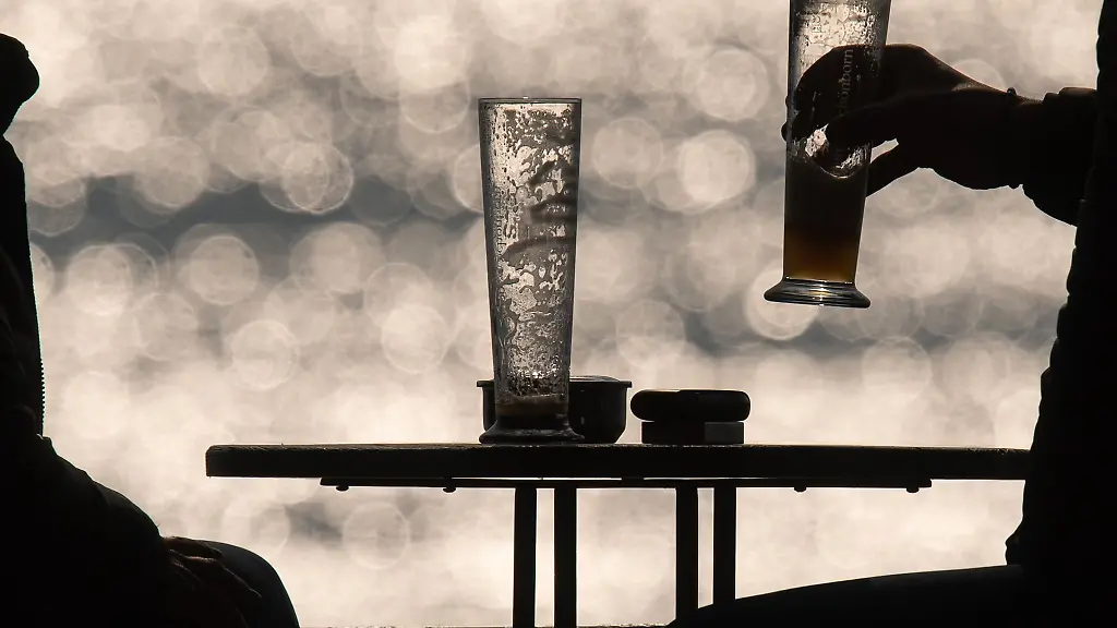 Ein-Mann-greift-nach-einem-Bier