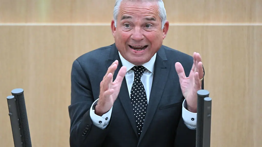 Baden-Wuerttembergs-Innenminister-Thomas-Strobl-spricht-in-einer-Landtagssitzung-im-Plenarsaal