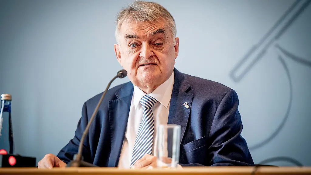 Herbert-Reul-CDU-Innenminister-von-Nordrhein-Westfalen-spricht