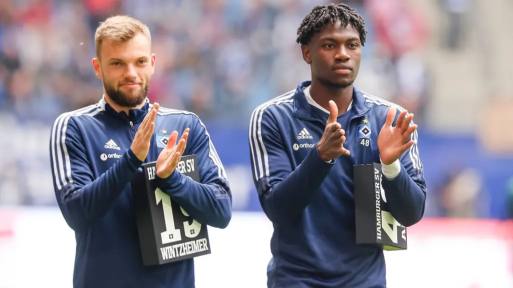 Hamburgs-Manuel-Wintzheimer-l-und-Hamburgs-Faride-Alidou-werden-vor-dem-Spiel-verabschiedet