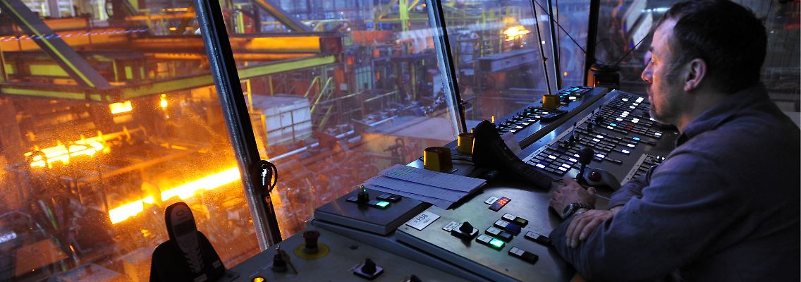 Vorsicht mit den heißen Sachen: Am Steuerpult überwacht ein Mitarbeiter der Salzgitter Mannesmann Rohr Sachsen GmbH, einer Tochterfirma der Salzgitter Mannesmann Precision GmbH, in Zeithain die Produktion von Stahlrohren.